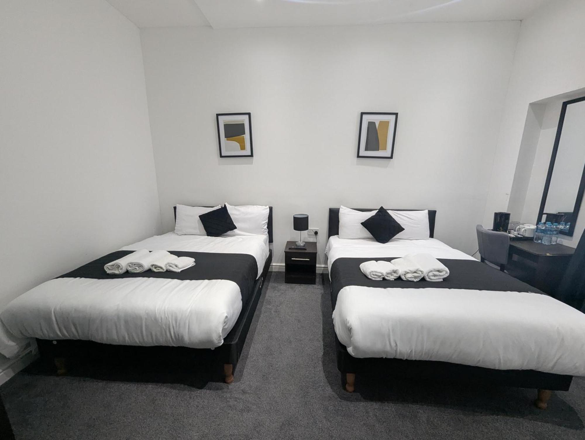 Oyo Firs Lodge London Heathrow Hounslow Exterior photo
