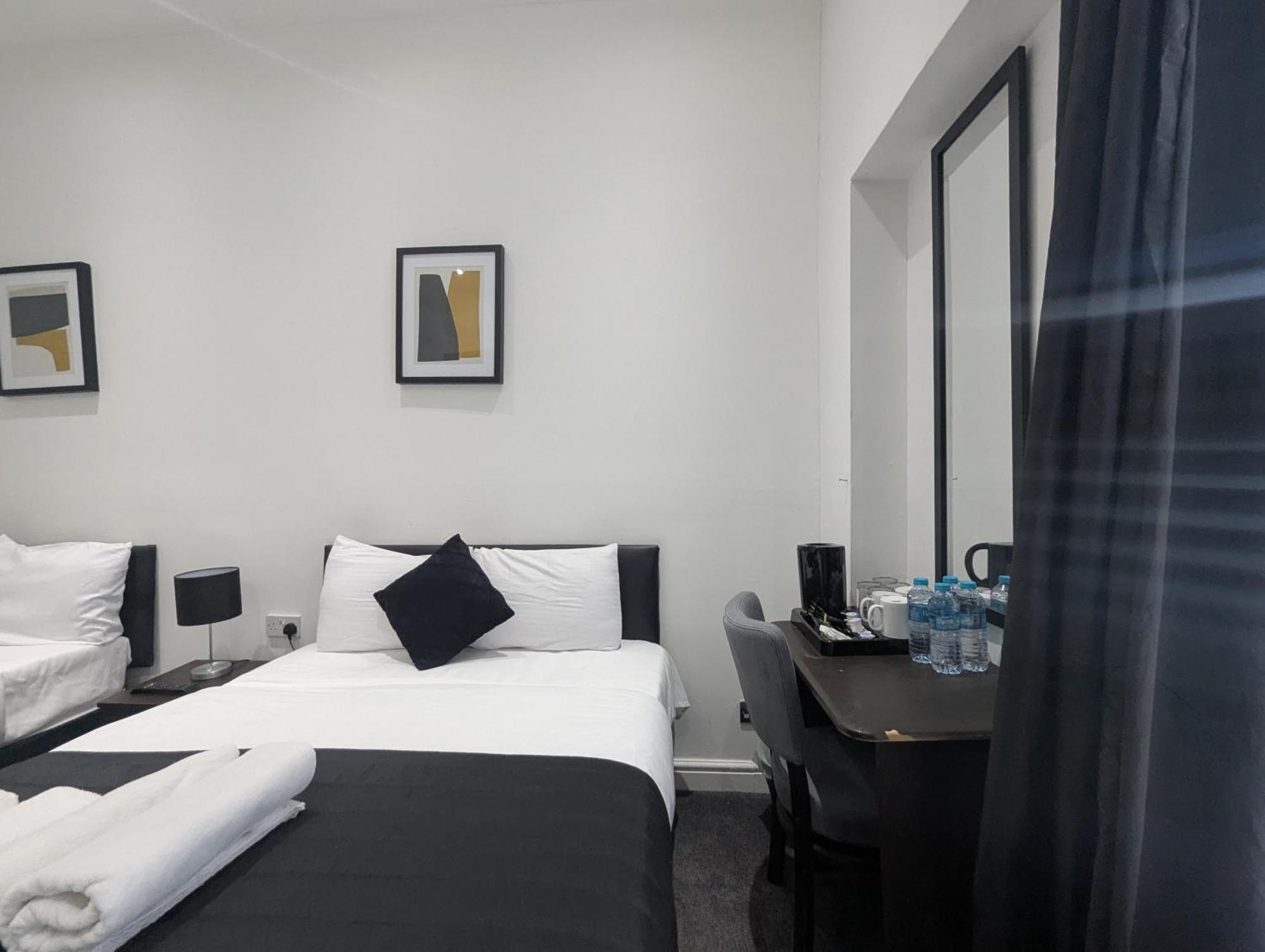 Oyo Firs Lodge London Heathrow Hounslow Exterior photo