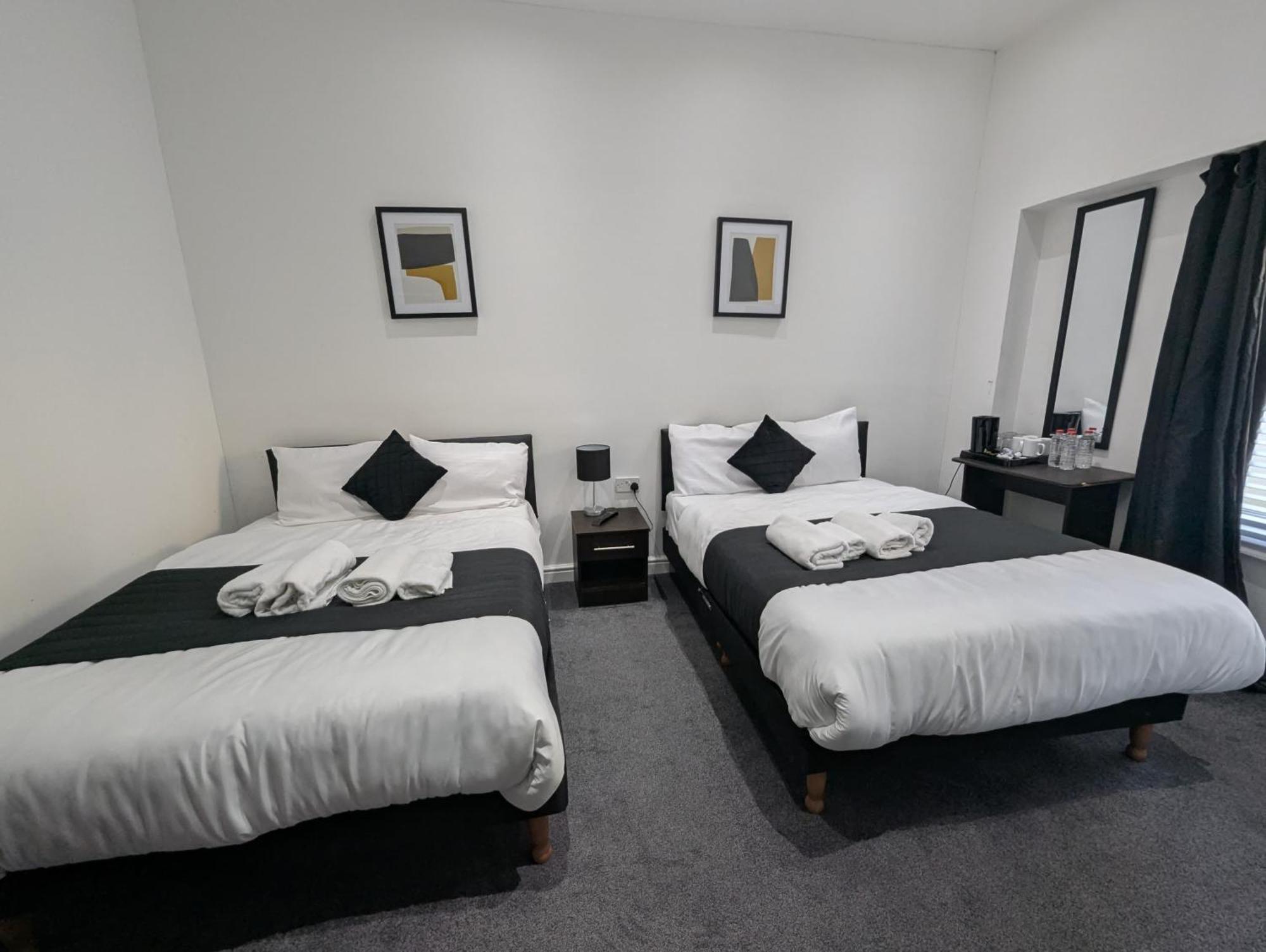 Oyo Firs Lodge London Heathrow Hounslow Exterior photo