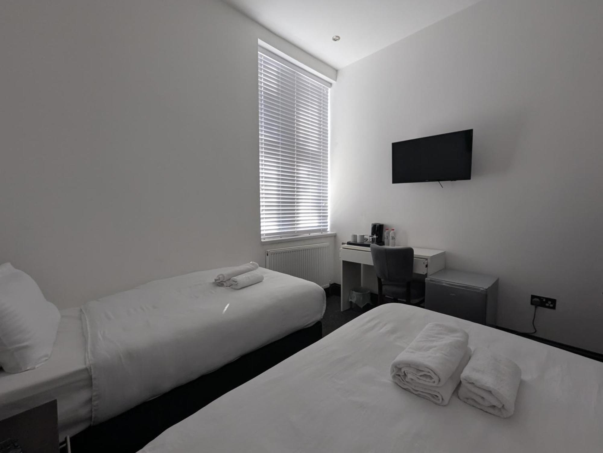 Oyo Firs Lodge London Heathrow Hounslow Exterior photo
