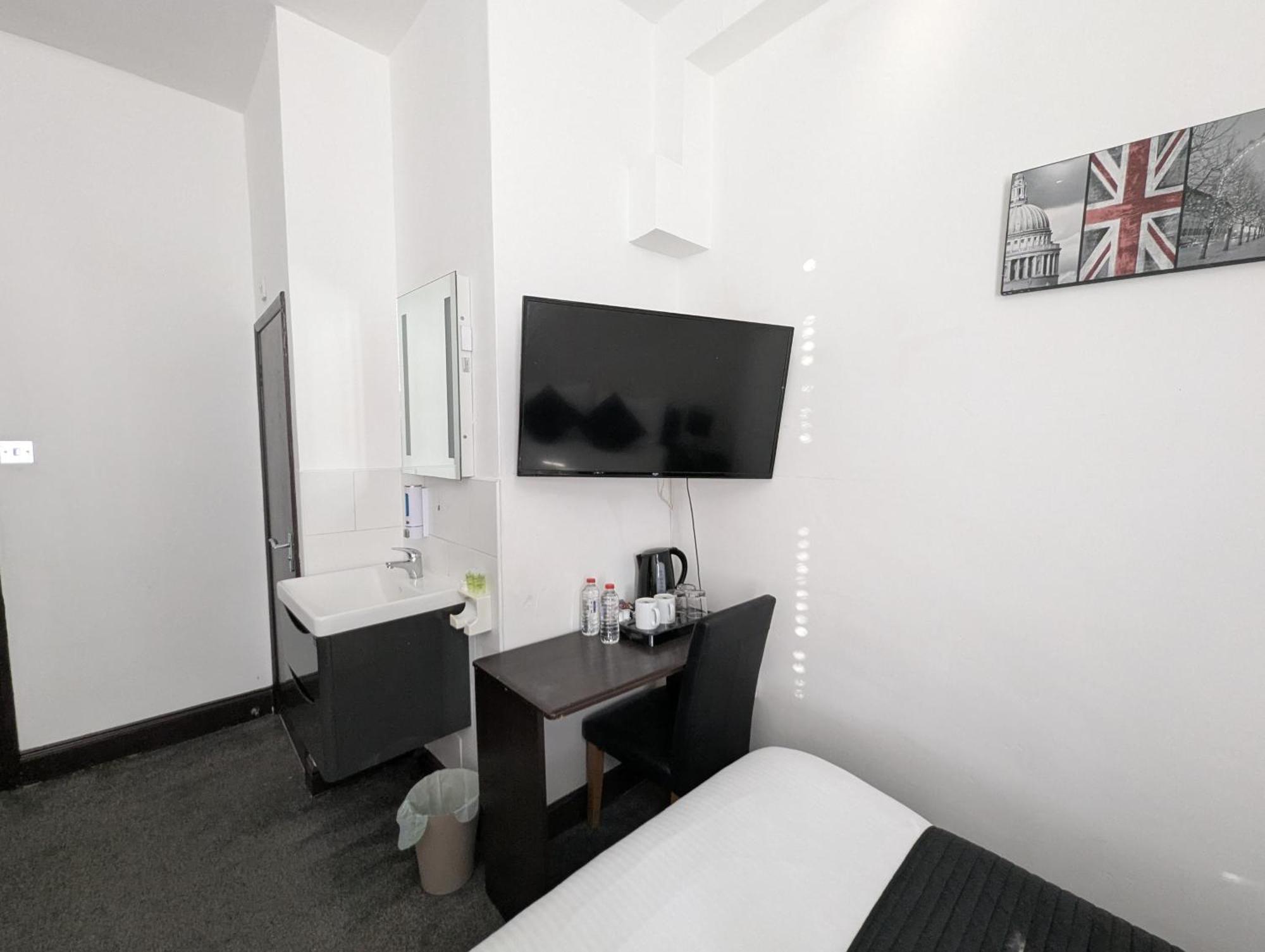 Oyo Firs Lodge London Heathrow Hounslow Exterior photo