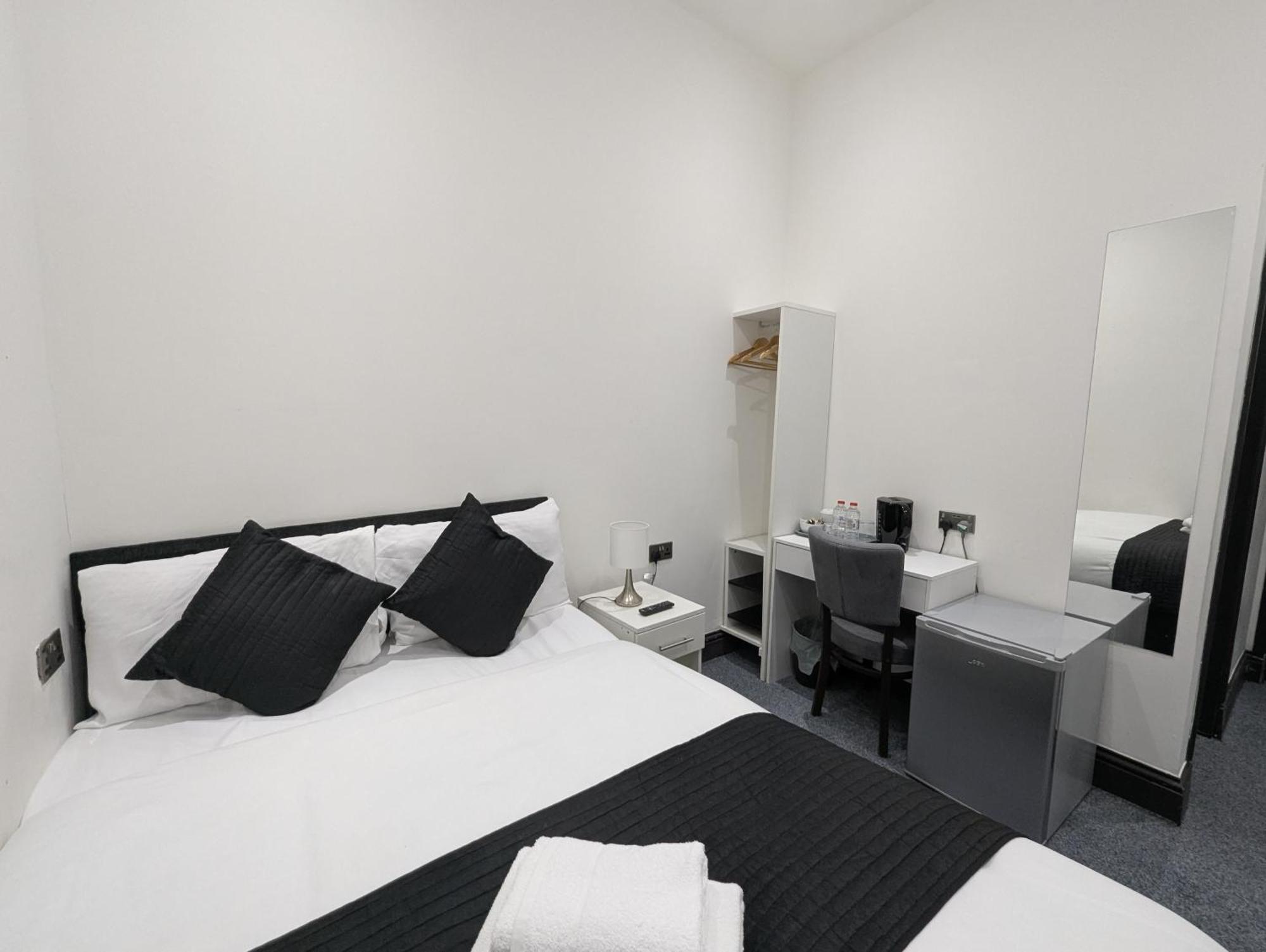 Oyo Firs Lodge London Heathrow Hounslow Exterior photo